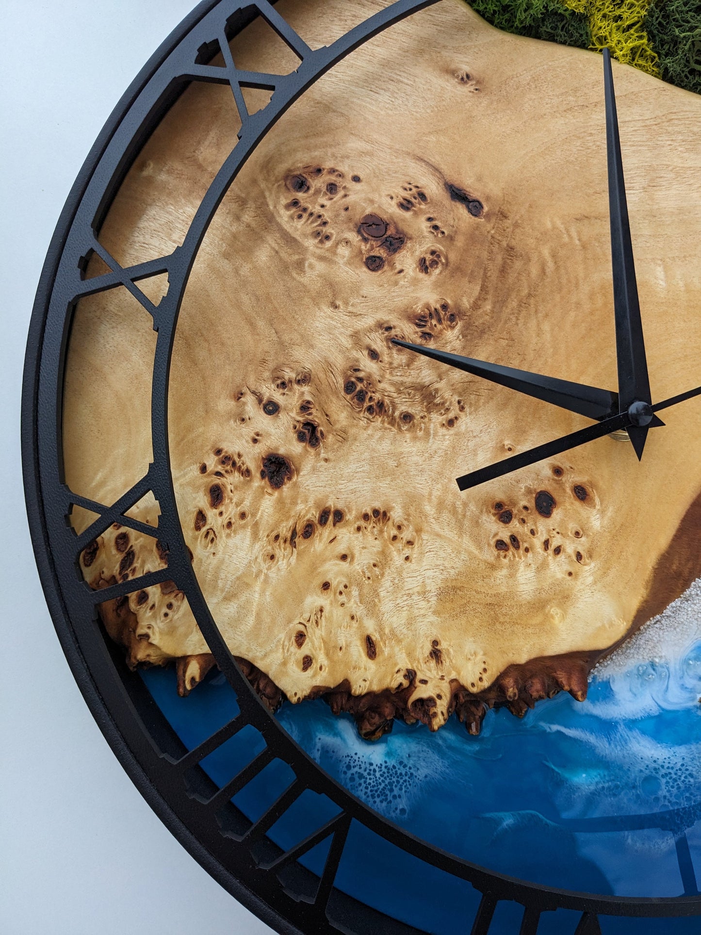Ocean Resin Wall Clock: Wood, Moss & Beach Scene